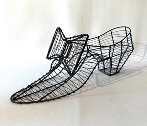 lot 258 image: STEEL WIRE TOPIARY Shoe