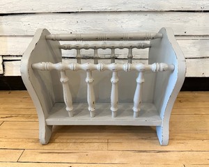 lot 266 image: RUSTIC WOODEN Vintage Style Magazine Rack
