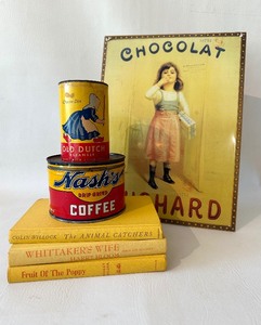 lot 267 image: VINTAGE 1920s NASHS Coffee Tin, 1930s OLD DUTCH Cleanser Tin, Reproduction Chocolat Suchard Art, 3 Yellow Books