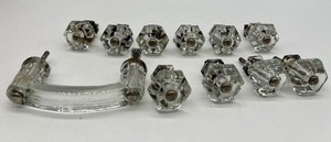 lot 315 image: Antique Vintage Glass Knobs and Drawer Pull