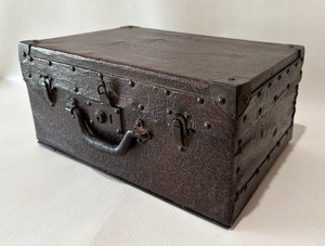 lot 290 image: ANTIQUE STAMPED LEATHER Satin Lined Train Case