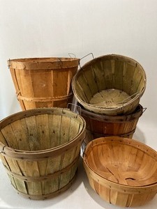 lot 363 image: Vintage Variety of Apple and Vegetable Baskets