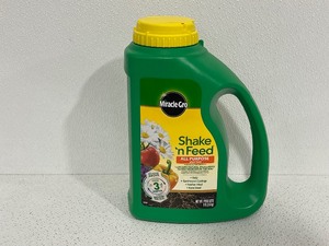lot 11 image: Miracle-Gro Shake n Feed