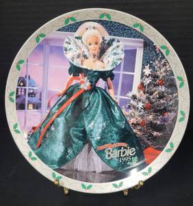 lot 76 image: 1995 Enesco Limited Edition Plate - Happy Holidays Barbie, 1995