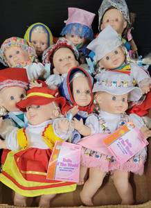 lot 93 image: Dolls of the World Plush and Vinyl Lot of 10 1997
