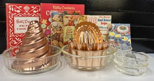 lot 63 image: Vintage Betty Crocker Cookie Book and Picture Book, Jello Molds