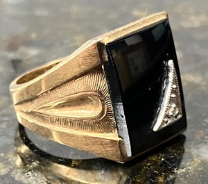 lot 100 image: 10k Mens Onyx and Diamond Ring