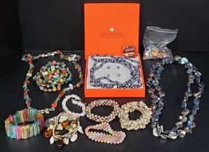 lot 88 image: Mandarin Pearls and Shells Jewelry