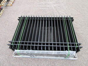lot 23 image: 20pcs 10x7 Powder Coated Galvanized EstateSecurity Fencing & 21 Posts wConnectors