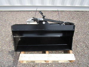 lot 36 image: 32 Tilting Mini Excavator Bucket