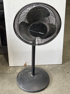 lot 5 image: Holmes Smaller Pedestal Fan