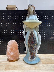 lot 20 image: Decorative Statue and Natural Himalayan Salt Lamp (No light) in Tote