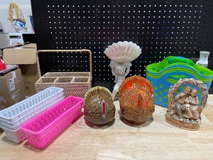 lot 39 image: Home Decor Items
