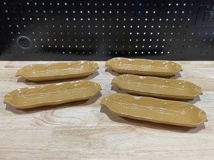 lot 43 image: Signature Sorrento Stoneware Wheat Gold Color Corn on the Cob