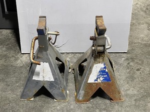 lot 46 image: Jack Stands