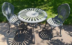 lot 117 image: Cast Metal Garden Set (Table 27 x 26T & Chair)