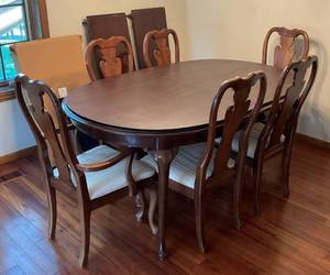 lot 118 image: Thomasville Furniture Dining Room Table With 6 Chairs, Protective Cover, Two Leefs & Extras  44 x 66 Without Leafs 82 with 1 leaf 98 with Two Leafs