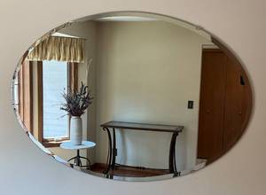 lot 122 image: 40 x 60 Oval Mirror With 1 Bevel