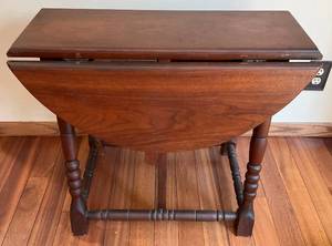 lot 129 image: Antique Small Wood Drop Leaf Table 10 x 28 Leafs Down 28 x 30 Leafs Up 23 12T