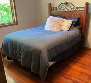 lot 133 image: Queen Size Matermoll Pillow Top Matress Set With Ornate Metal & Wood Headboard & All Bedding (VERY NICE)