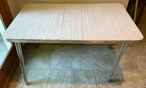lot 137 image: Vintage Chrome And Formica Table 47 12 L x 30 W x 29 12 H With Leaf 47 L Without Leaf