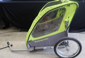 lot 17 image: SCHWINN BIKE TRAILER