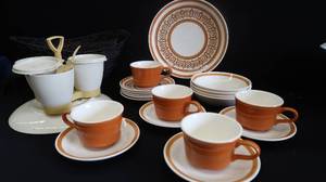 lot 21 image: VINTAGE TUPPERWARE  USA DISHES
