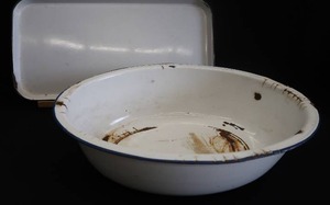 lot 22 image: ENAMELWARE WASHTUB AND TRAY