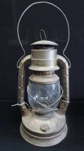 lot 32 image: ViNTAGE OIL LAMP