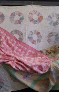 lot 98 image: 3 VINTAGE  ANTIQUE QUILTS