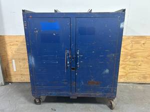 lot 178 image: Heavy Duty Large Construction Box on Casters