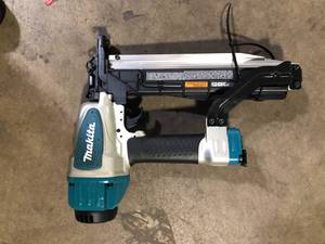 lot 49 image: Makita Pneumatic 16-Gauge 716 in.Medium Crown Stapler Customer Returns See Pictures