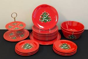 lot 30 image: Waechtersbach Christmas Tree Dish Set