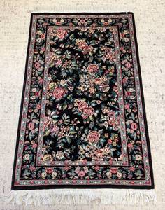 lot 34 image: Beautiful Floral Wool Accent Rug