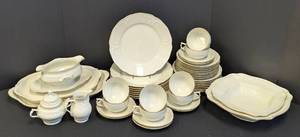 lot 46 image: Vintage Rosenthal Ivory Classic Dish Set