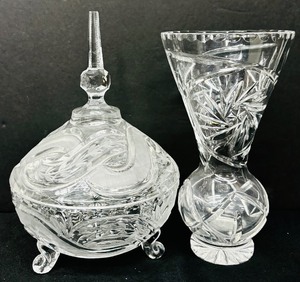 lot 107 image: Beautiful Vintage Lead Cut Footed Lidded Crystal Candy Dish and Vintage Crystal Pinwheel Vase