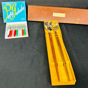 lot 140 image: Its Party Time Vintage Serving Items by Salatbesteck and Colorful Picks by Party Gabeln Rostfrie