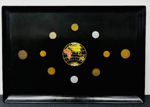 lot 136 image: Vintage Couroc of Monterey Serving Tray Inlaid World Globe Coins