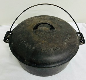 lot 90 image: Vintage Griswold Tite - Top Dutch Oven  Vintage Griswold No. 10 Cast Iron Dutch Oven