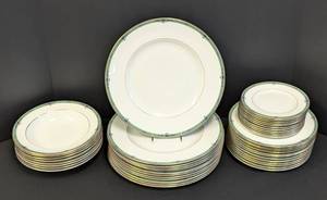 lot 17 image: Wedgwood Jade Dish Set