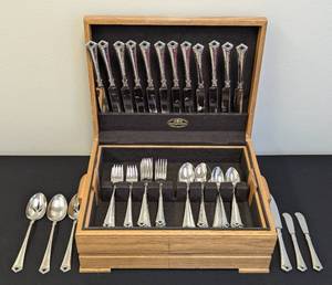 lot 91 image: Oneida Tesoro Black Stainless Flatware Set