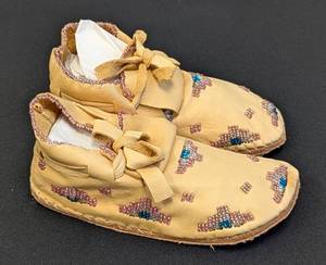 lot 83 image: Vintage Childrens Beaded Native American Moccasins