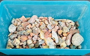 lot 192 image: Bucket of Assorted Polished Agates  Rocks