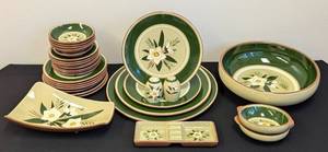 lot 172 image: Assorted Vintage Stangl Pottery Star Flower Serving Dishes