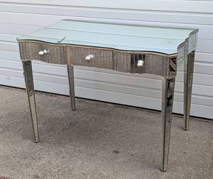 lot 23 image: Currey and Co. Gilda Mirrored Vanity Table