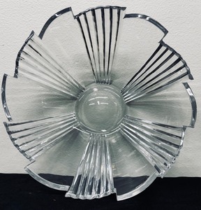 lot 155 image: Gorgeous Glass Crystal Bowl with Scalloped Edges