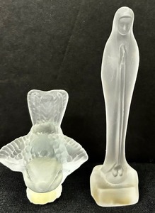 lot 135 image: Beautiful Vintage Goebel 1978 Frosted Glass Crystal Bird and Frosted Satin Glass Virgin Mary Madonna