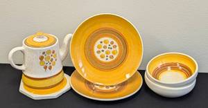 lot 202 image: Assorted Vintage Stangl Sun Pebbles Dishes
