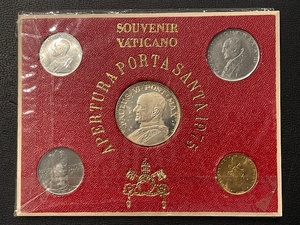 lot 38 image: 1975 Vatican Coin Set