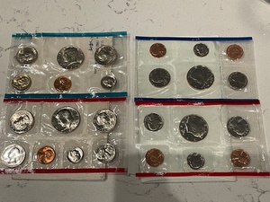 lot 89 image: 1980 and 1989 P&D Uncirculated Mint Sets